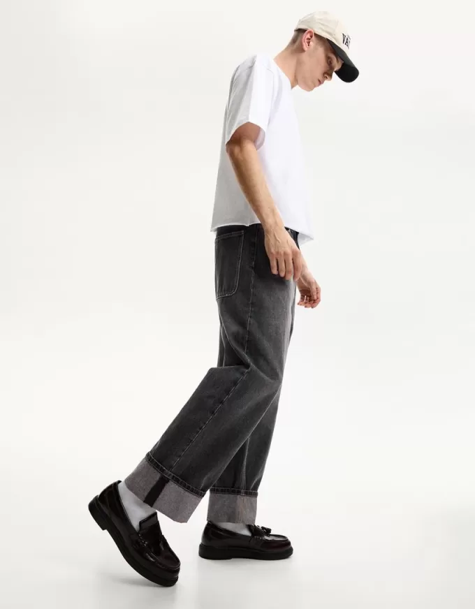 Baggy jeans with turn-up hems Baggy jeans with turn-up hems