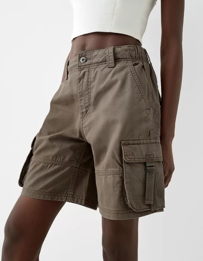 Cargo pockets with straps Bermuda shorts