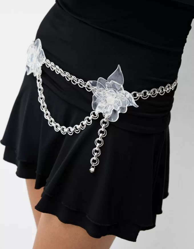 Chain belt with transparent flowers