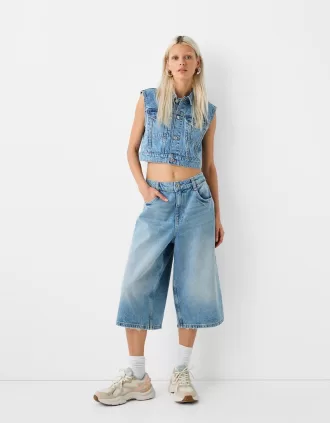 Contrasting sneakers with mesh detail