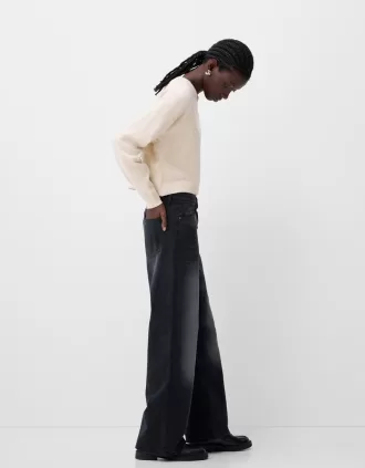 Cropped V-neck sweater