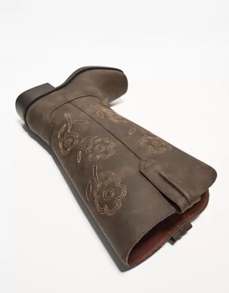 Embroidered flat cowboy boots Embroidered flat cowboy boots