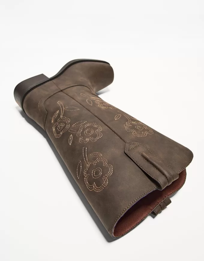 Embroidered flat cowboy boots Embroidered flat cowboy boots