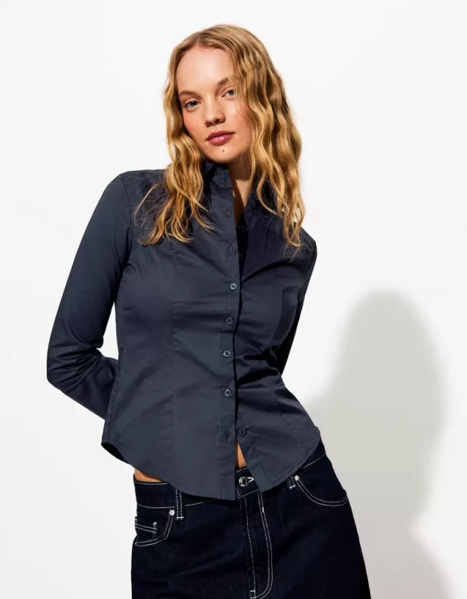 Fitted shirt with flared sleeves
