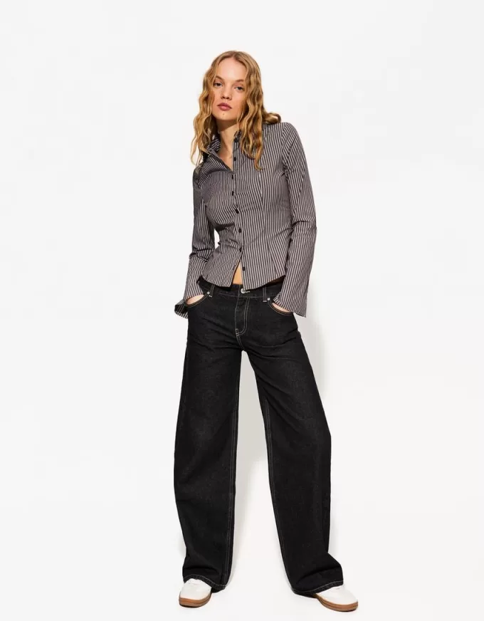 Fitted shirt with flared sleeves