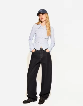 Fitted shirt with gathering