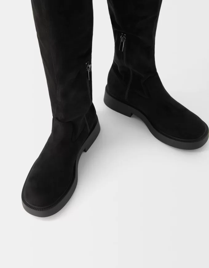 Flat fitted knee-high boots Flat fitted knee-high boots