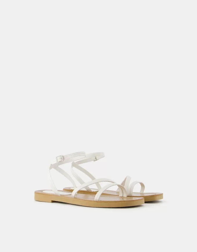 Flat sandals with straps