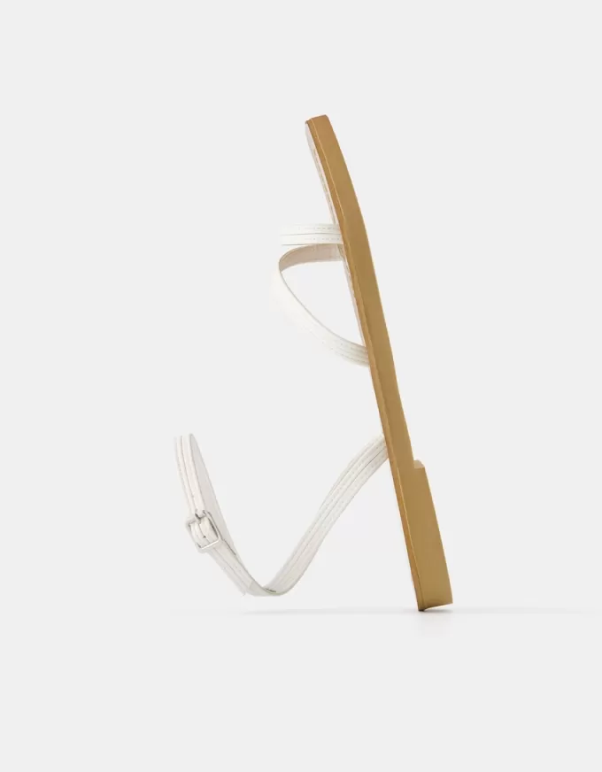 Flat sandals with straps