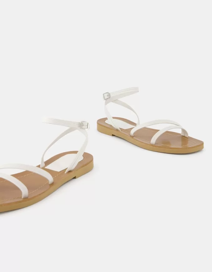 Flat sandals with straps