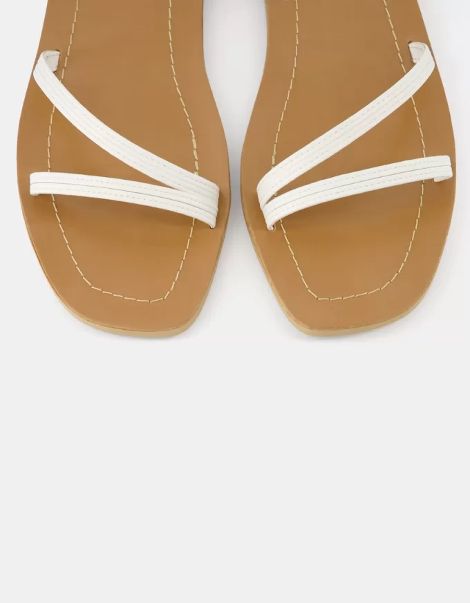 Flat sandals with straps