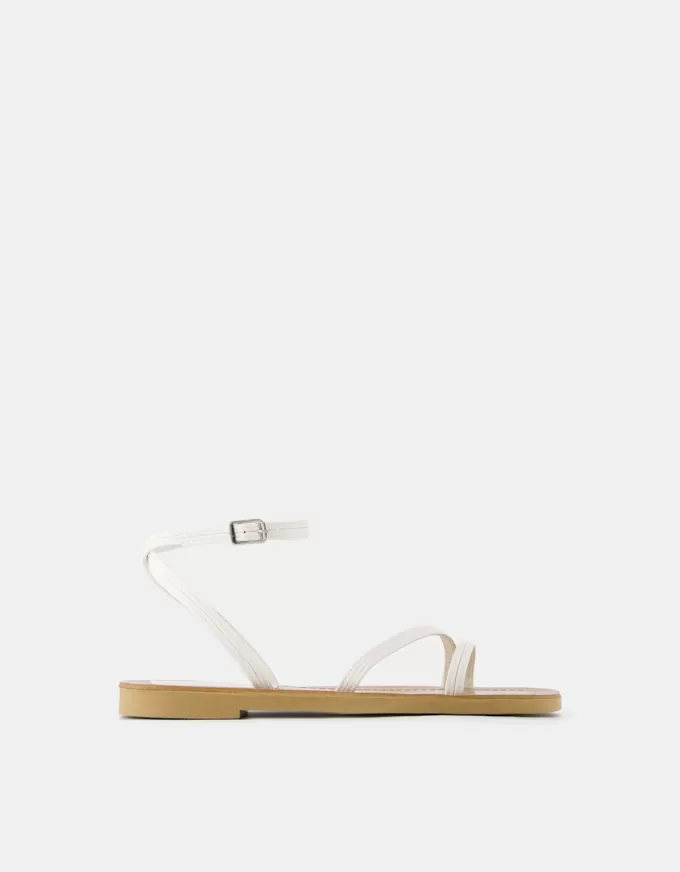 Flat sandals with straps