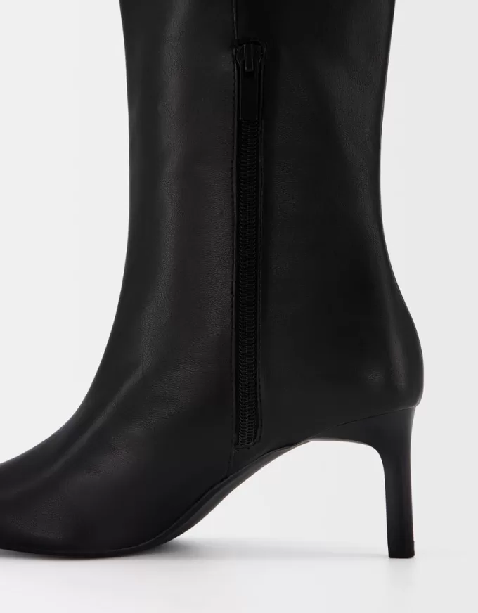 Kitten-heel boots