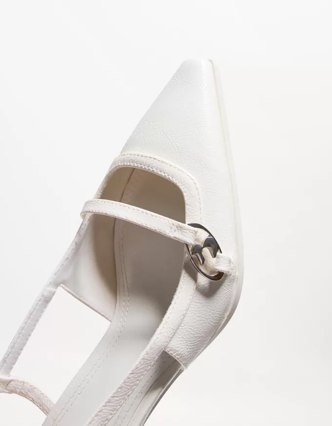 Kitten-heel shoes with buckle