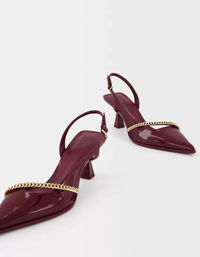 Kitten-heel shoes with chain detail