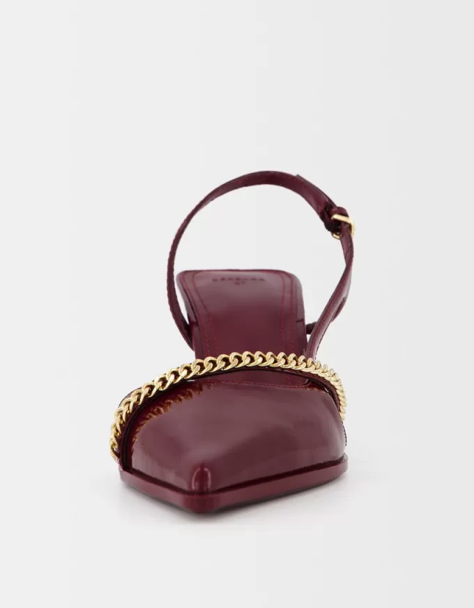Kitten-heel shoes with chain detail