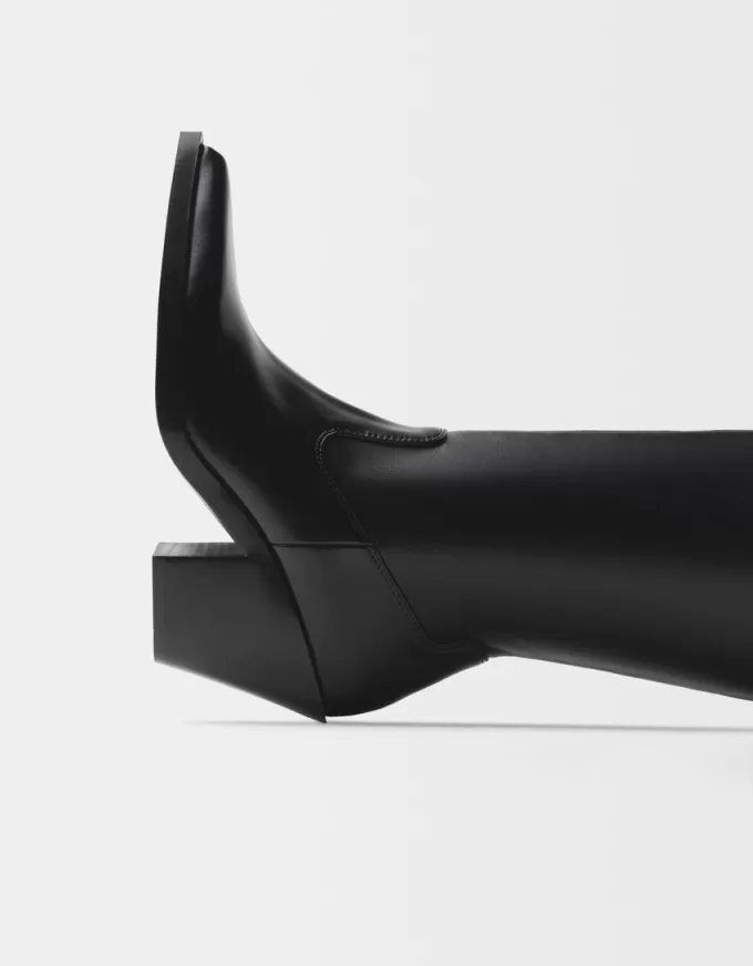 Knee-high high-heel cowboy boots Knee-high high-heel cowboy boots