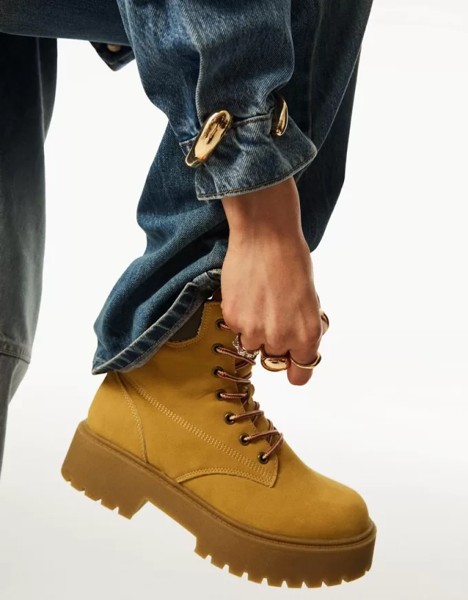 Lace-up mountain boots