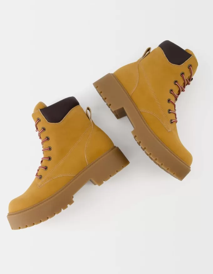 Lace-up mountain boots