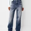 Loose-fit baggy jeans