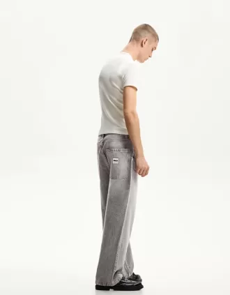 Loose-fit baggy jeans