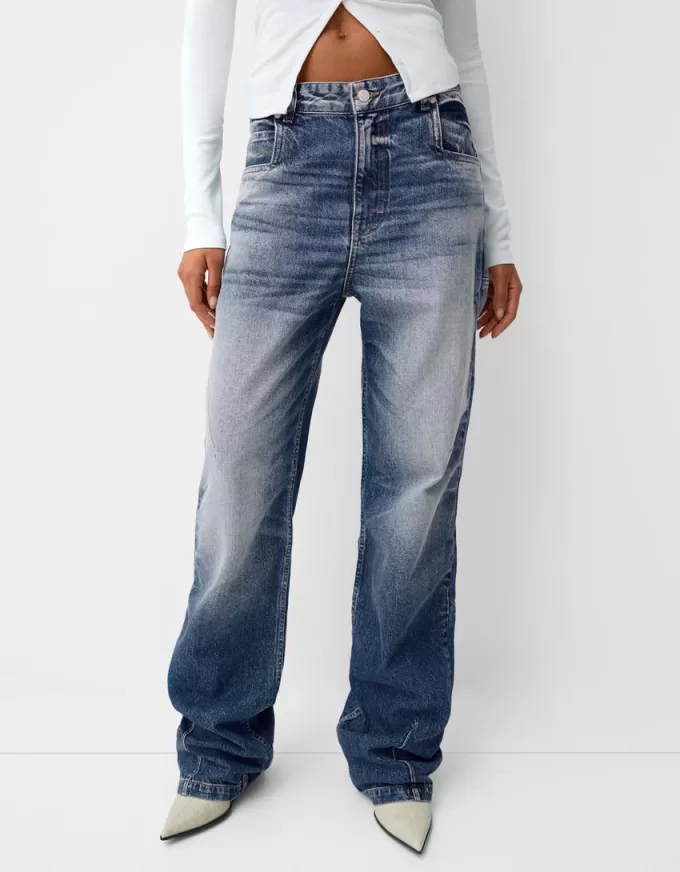 Loose-fit baggy jeans