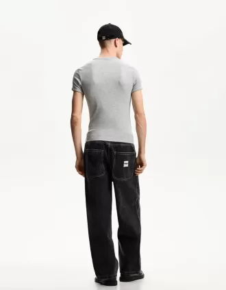 Loose-fit baggy jeans