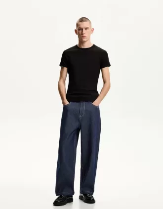 Loose-fit baggy jeans