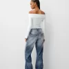 Loose-fit baggy jeans