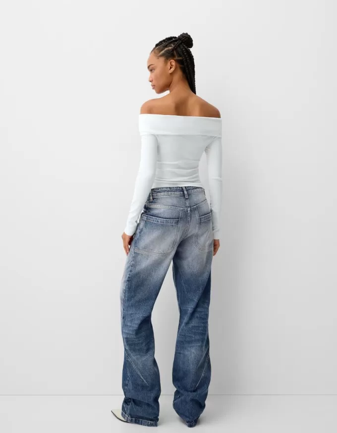 Loose-fit baggy jeans