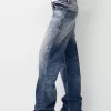 Loose-fit baggy jeans
