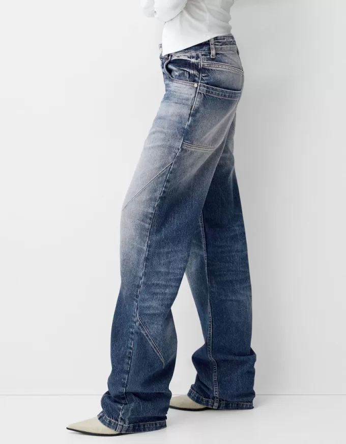Loose-fit baggy jeans