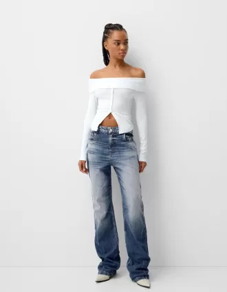Loose-fit baggy jeans