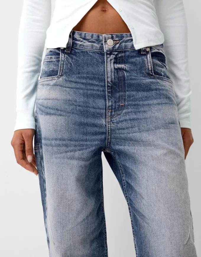 Loose-fit baggy jeans