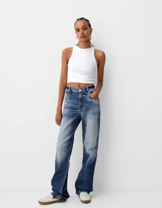 Loose-fit baggy jeans
