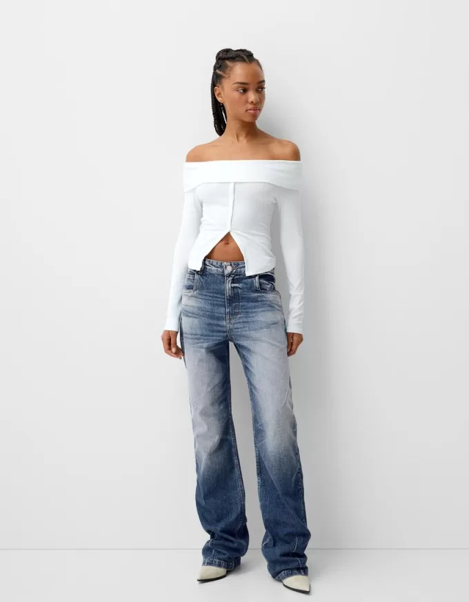 Loose-fit baggy jeans