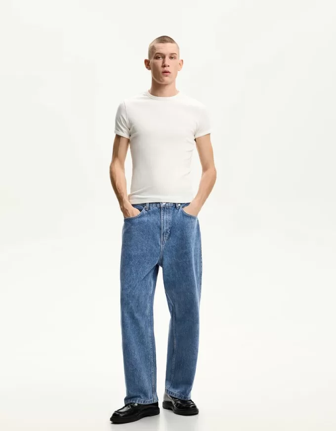 Loose-fit baggy jeans
