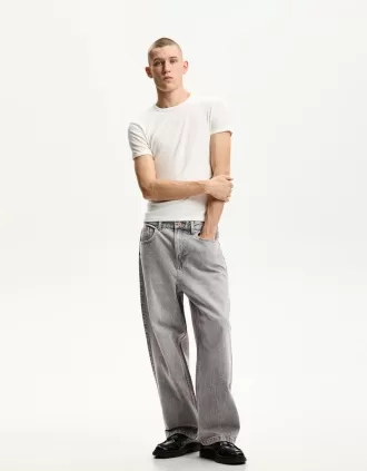 Loose-fit baggy jeans