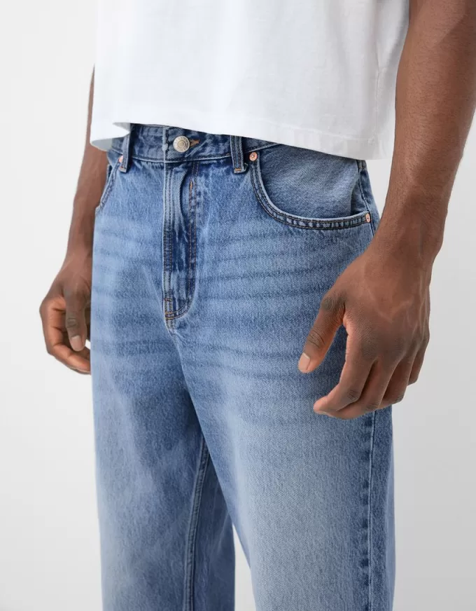 Loose-fit jeans