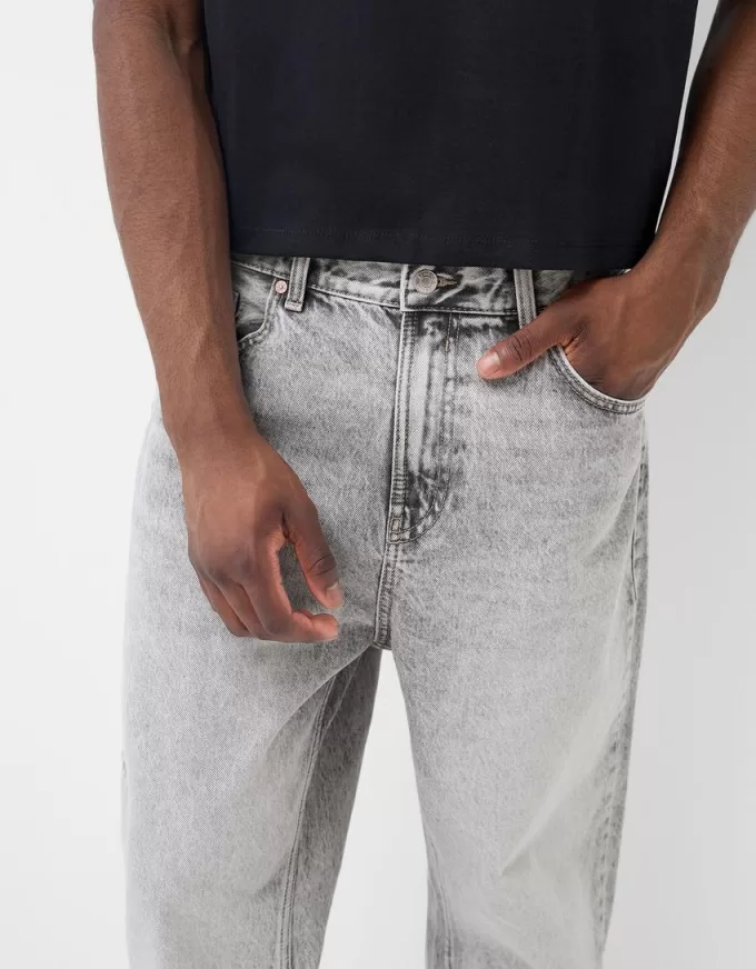Loose-fit jeans