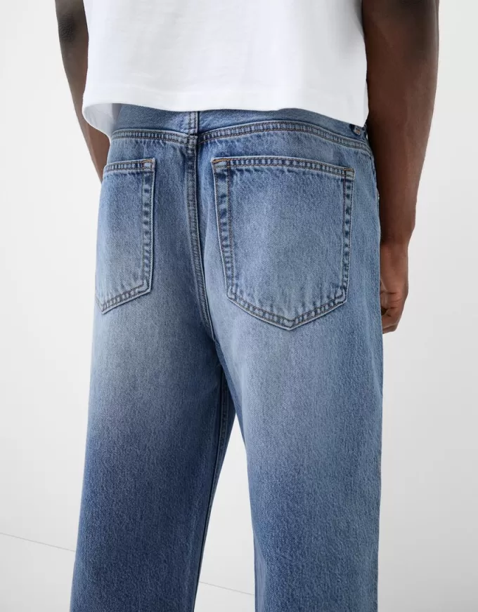 Loose-fit jeans