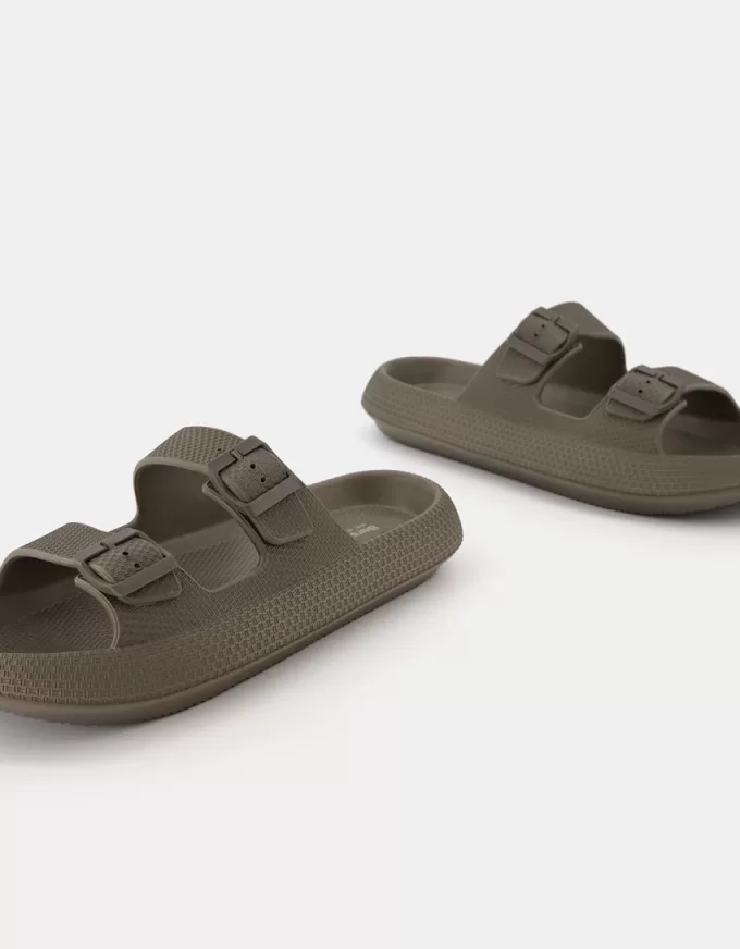 Men’s rubberized sandals with buckles