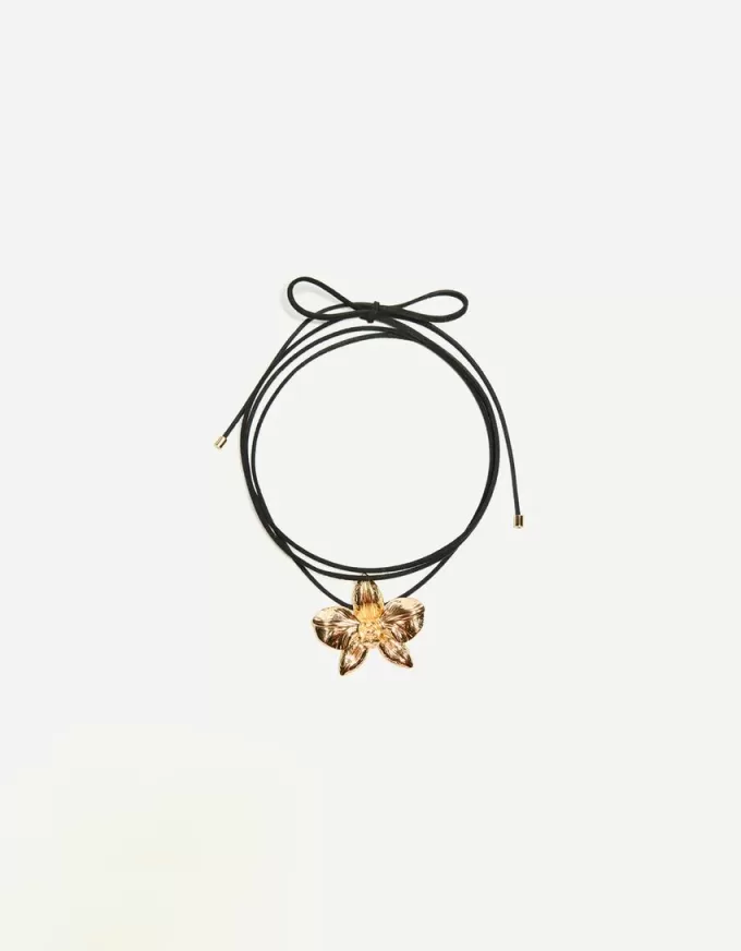 Necklace with flower pendant Necklace with flower pendant