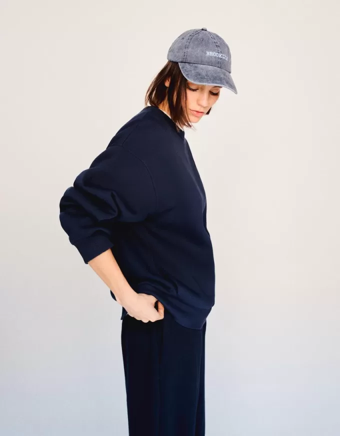Oversize sweatshirt with side pockets