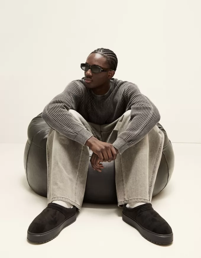 Platform clogs with faux fur lining