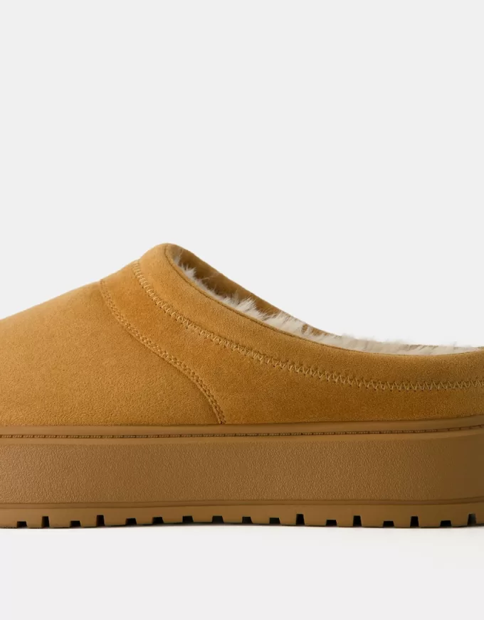 Platform clogs with faux fur lining Platform clogs with faux fur lining