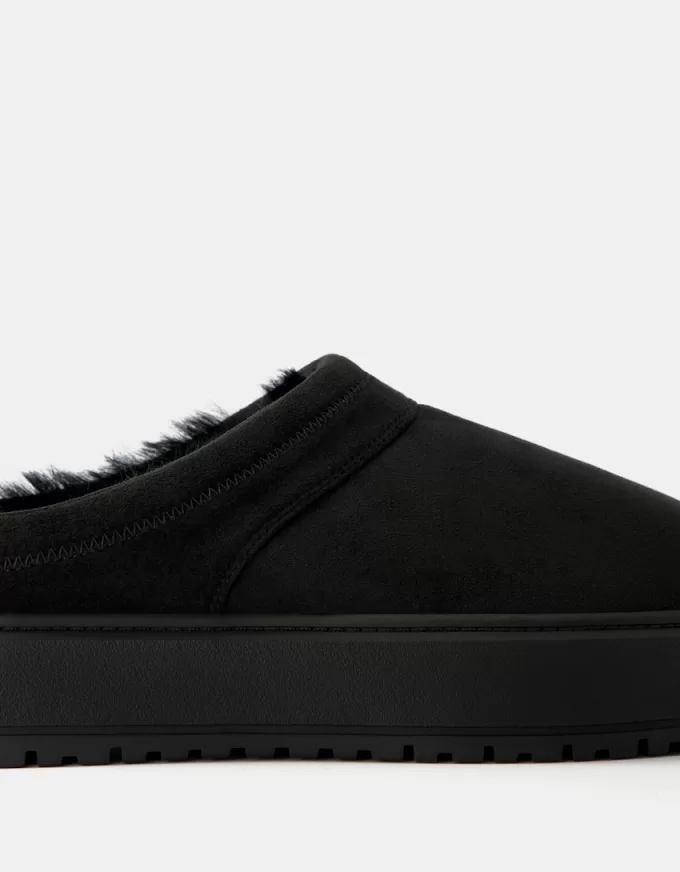 Platform clogs with faux fur lining