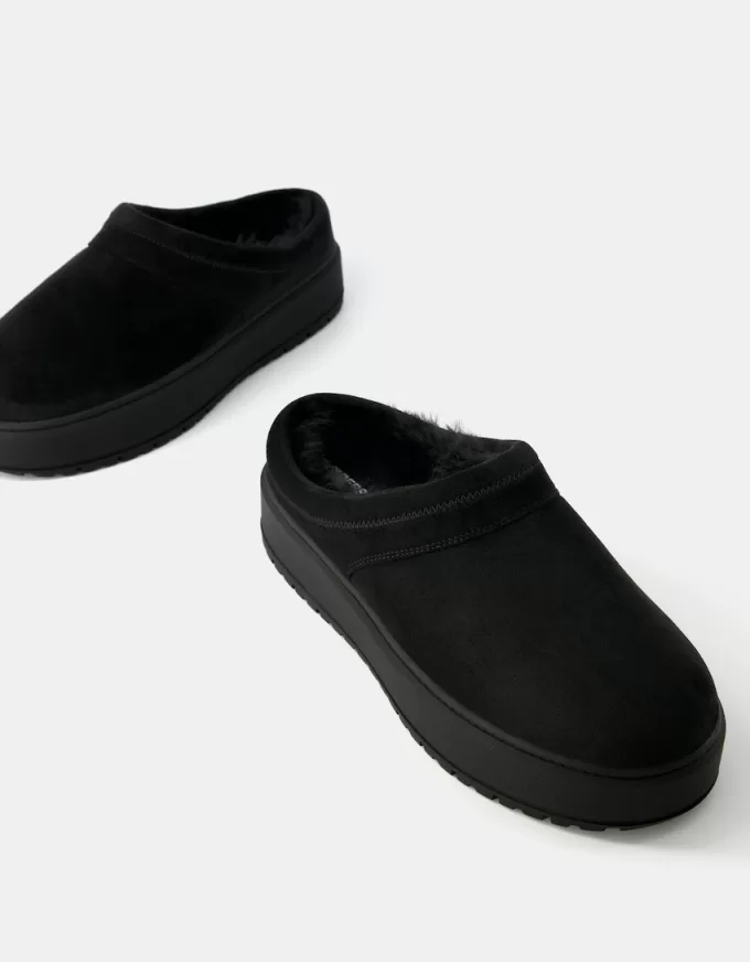 Platform clogs with faux fur lining