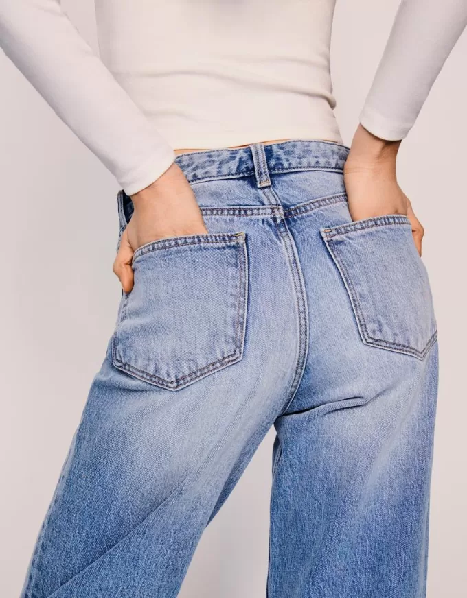 Relaxed fit high-rise mom jeans