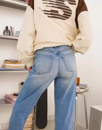 Relaxed fit high-rise mom jeans